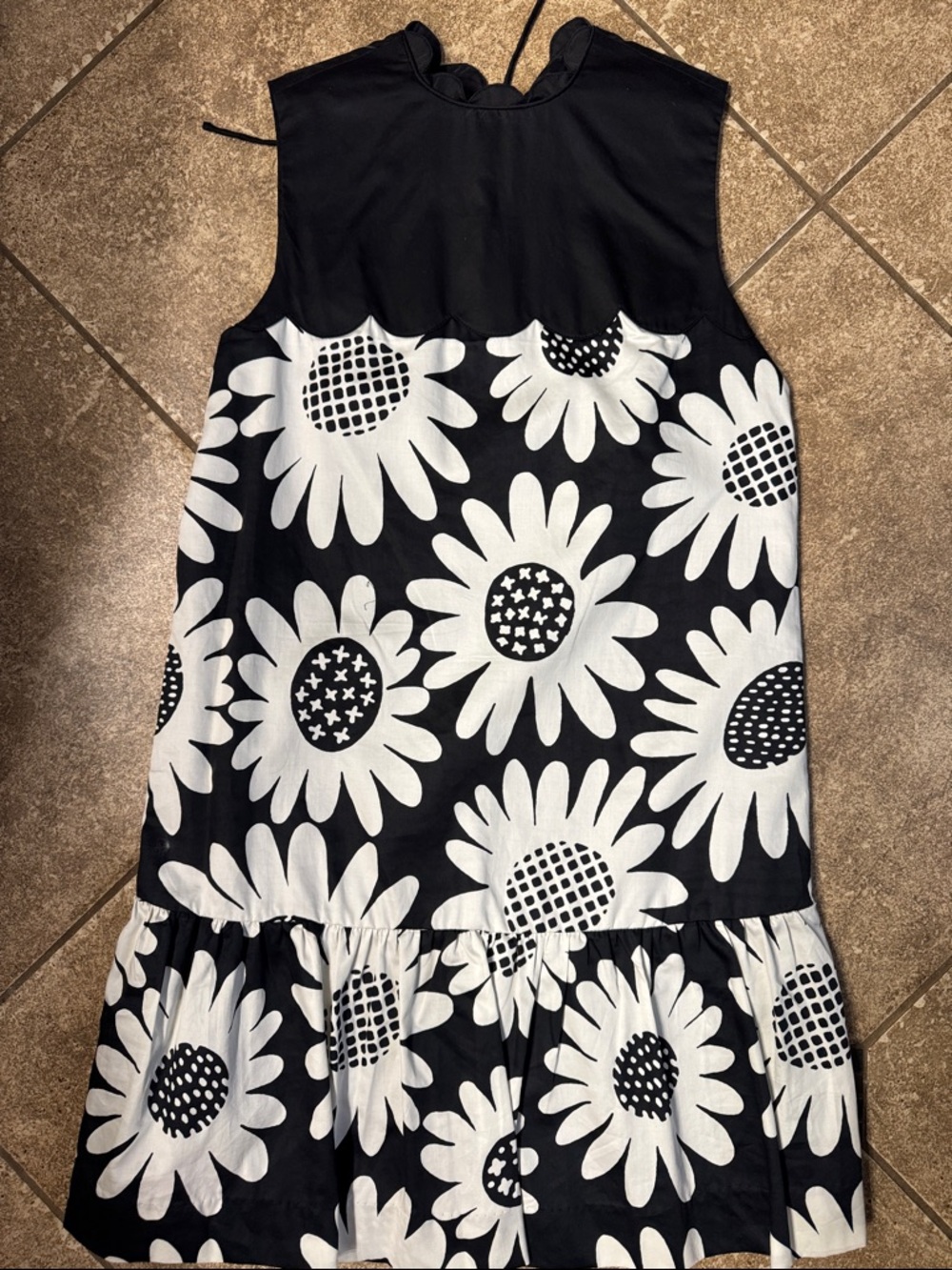 Black & White Daisy Print Sleeveless Dress